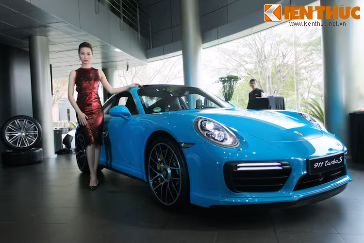 Tương tự như các phiên bản 911 thấp hơn, các dòng 911 Turbo cũng có cản trước đã được sửa đổi lại với các đèn sương mù LED. 2 bên thân xe chỉ có bộ mâm đúc 7 cánh kép xoắn và tay nắm cửa mới.