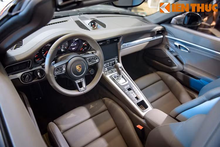 Bên trong nội thất của các phiên bản 911 mới đều có tay lái theo phong cách của siêu xe hàng đầu Porsche 918 Spyder, kèm theo hệ thống thông tin giải trí Porsche Communication Management thế hệ mới với màn hình 7 inch, kết nối Apple CarPlay, tính năng định vị được nâng cấp với bản đồ của Google.