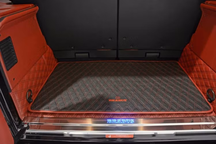 Ngay cả khoang hành lý của chiếc xe cũng đã được Brabus cầu kỳ trang trí lại với bề mặt lót thảm da chần chỉ như mặt của những ghế ngồi trong nội thất.