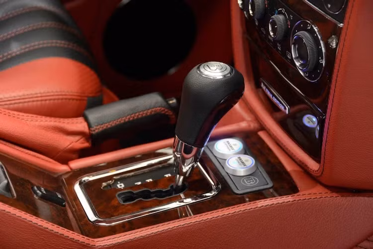 Nhờ có dung tích lớn hơn, Brabus G500 6.1 SWB có công suất lớn hơn 74 mã lực và mô-men xoắn cực đại 85 Nm. Sức mạnh động cơ được truyền tới hệ thống dẫn động 4 bánh với 3 khóa vi sai thông qua hộp số tự động 7 cấp.