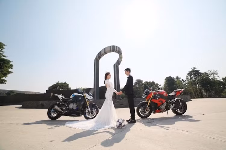 Bộ khung, hệ thống treo, động cơ và hộp số của S1000RR được chia sẻ chung với S1000RR. Tuy nhiên trên chiếc xe này, công suất của động cơ đã được giảm xuống chỉ còn 158 mã lực và mô-men xoắn cực đại đạt 112 mã lực.