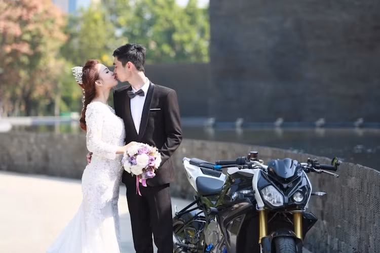 Bên những chiếc S1000R, chú rể Sơn Hải và cô dâu Tuyết Chinh đã có bộ ảnh cưới cùng môtô đáng nhớ làm kỷ niệm tới hết cuộc đời.