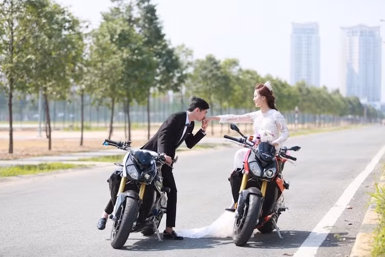 Cũng giống nhiều chiếc môtô BMW khác, S1000R có thiết kế đèn pha bất đối xứng đầy vẻ "nổi loạn".