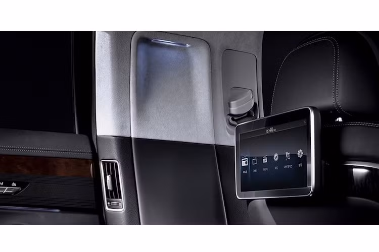 Bên cạnh ghế sau với khoảng để chân rộng hơn, Genesis EQ900L còn có một bệ trung tâm chạy dọc từ trước ra phía sau. Ốp gỗ quý, da với bề mặt siêu mịn và các trang bị hiện đại trong nội thất khiến cho Genesis EQ900L xứng đáng đứng cùng đẳng cấp siêu sang với các đối thủ ở châu Âu.