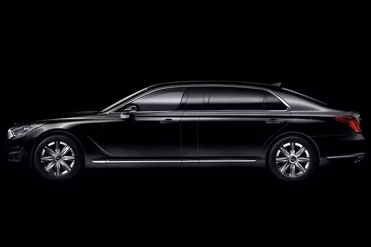 So với phiên bản bình thường, EQ900L chia sẻ chung thiết kế nhưng có một điểm khác biệt lớn cột B to bản do thân xe dài hơn hẳn.