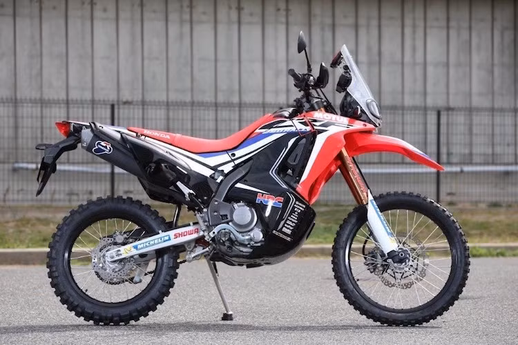 Phần thân của CRF250 Rally phiên bản thử nghiệm cũng đã có độ hoàn thiện cao hơn chiếc concept năm ngoái, với các chi tiết kín khít nhưng có thể tháo ra dễ dàng. Cả 2 phuộc của xe đều có hành trình rất lớn và sử dụng phuộc Showa.