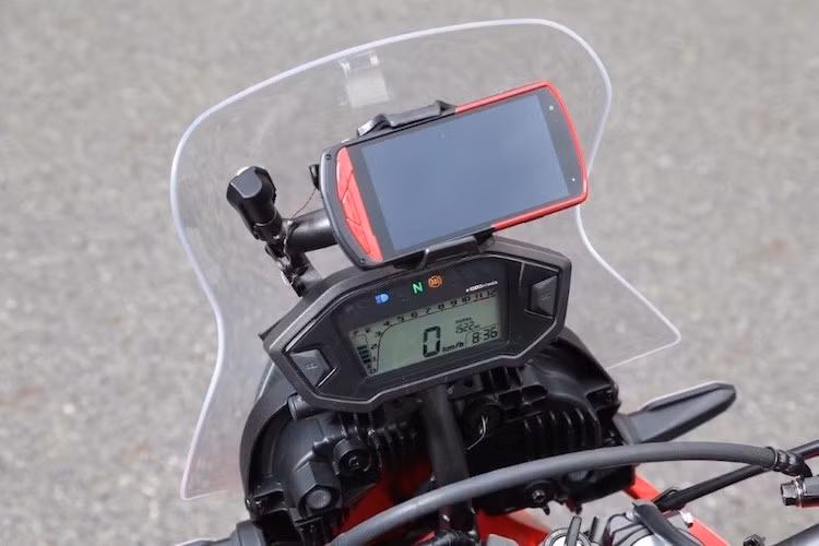 Bảng đồng hồ của xe có thiết kế gần như y hệt mẫu xe côn tay cỡ nhỏ MSX125, chỉ bổ sung thêm một số đèn báo như ABS. Phía trên kính chắn gió của CRF250 Rally còn có giá gắn điện thoại để người dùng sử dụng tính năng GPS của máy khi đi du lịch.