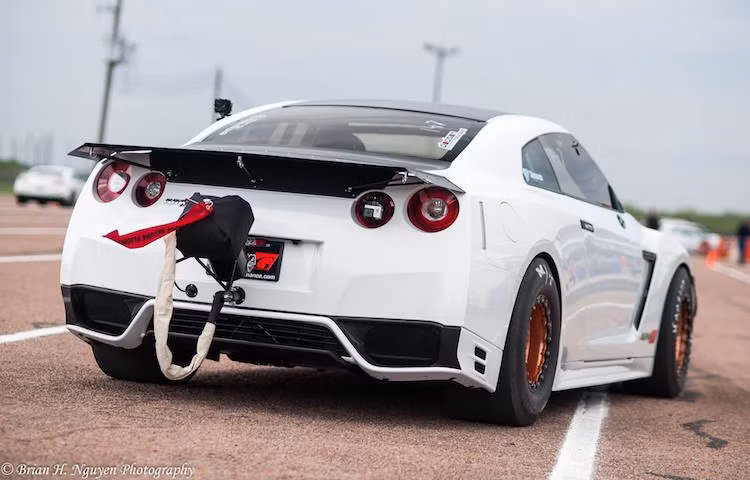 Ở phía sau của chiếc GT-R buộc phải có thêm dù để hãm được chiếc xe từ tốc độ cao, trong khi cánh đuôi kéo dài về phía sau khiến lực cản không khí của xe ở mức tối thiểu.