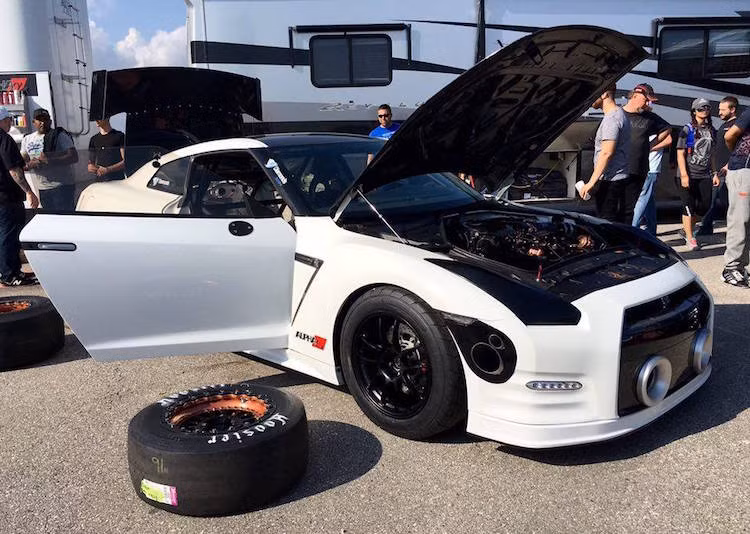 Khối động cơ V6 3.8l, hộp số ly hợp kép 6 cấp và toàn bộ hệ truyền động của Alpha G đã được AMS Performance độ lại "hết bài". Với 2 tăng áp có đường kính lên tới 35 cm mỗi chiếc, chiếc xe có thể đạt công suất tối đa lên tới 2500 mã lực khi áp suất turbo chỉ mới đạt 39 psi - chỉ bằng hơn 1/2 so với áp suất tối đa 70 psi của tăng áp!