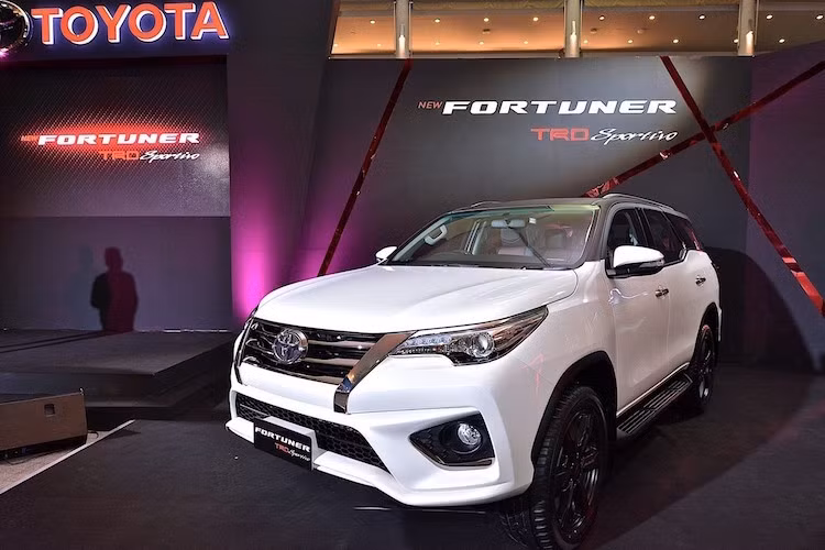  Toyota Fortuner 2016 TRD Sportivo là phiên bản thể thao mới nhất của dòng SUV Fortuner thế hệ mới, vừa mới chỉ được tung ra tại Thái Lan vào năm ngoái. Điểm nổi bật của phiên bản này đó là một loạt các trang bị thể thao từ bộ phận Toyota Racing Development.