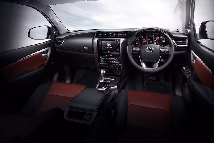 Nội thất của Fortuner TRD Sportivo cũng cao cấp hơn các phiên bản thường với bậc lên xuống có logo TRD chiếu sáng bằng đèn LED và dàn âm thanh JBL 11 loa kèm hệ thống thông tin giải trí hiện đại với màn hình cảm ứng và có định vị vệ tinh.