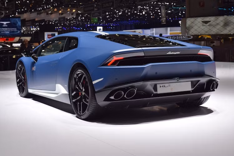 Xe sở hữu lốp hiệu suất cao Pirelli PZero, kích thước 235/35 ZR 19 phía trước và 295/30 ZR 19 phía sau. Vành nhôm 19 inch trên cả bốn bánh.