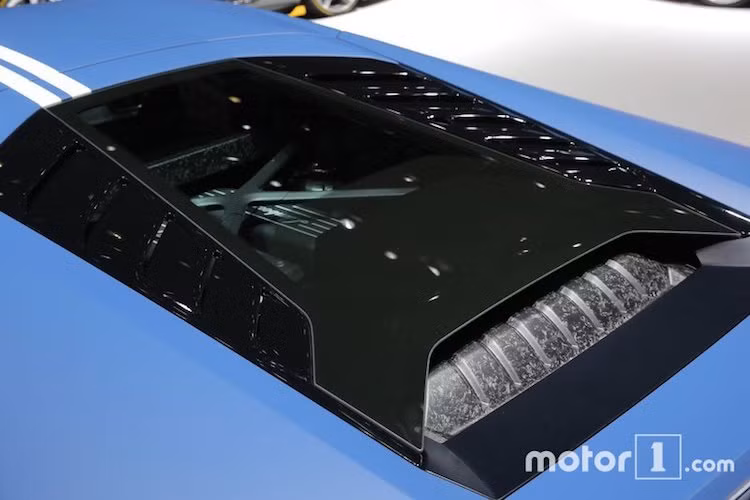 Siêu xe Huracan Avio vẫn được trang bị động cơ 5.2 lít V10 công suất 610 mã lực với khả năng tăng tốc từ 0-100 km/h trong 3,2 giây và có thể đạt tốc độ tối đa 325 km/h. Đi kèm với động cơ V10 là hộp số ly hợp kép 7 cấp và hệ dẫn động 4 bánh.