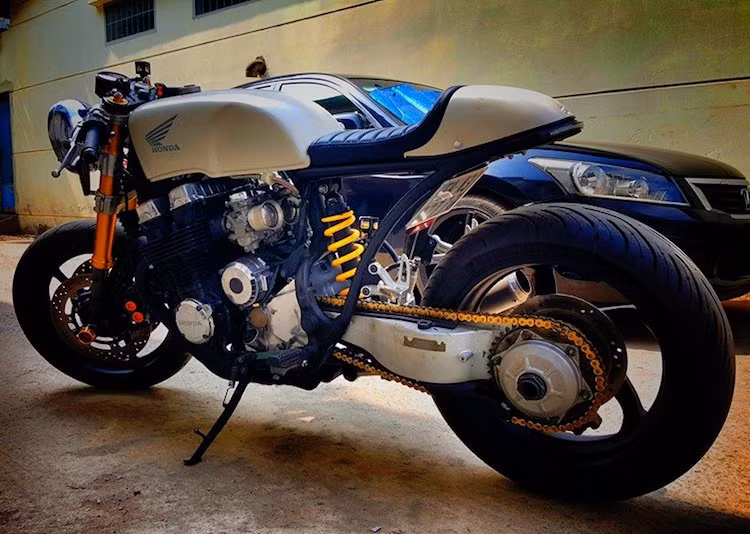 Bộ khung nguyên bản của chiếc CB750 Nighthawk cũng đã được chế lại hoàn toàn ở phía sau, nhằm nâng cấp lên phuộc monoshock tạo dáng thể thao hơn thay vì phuộc kép nguyên bản.