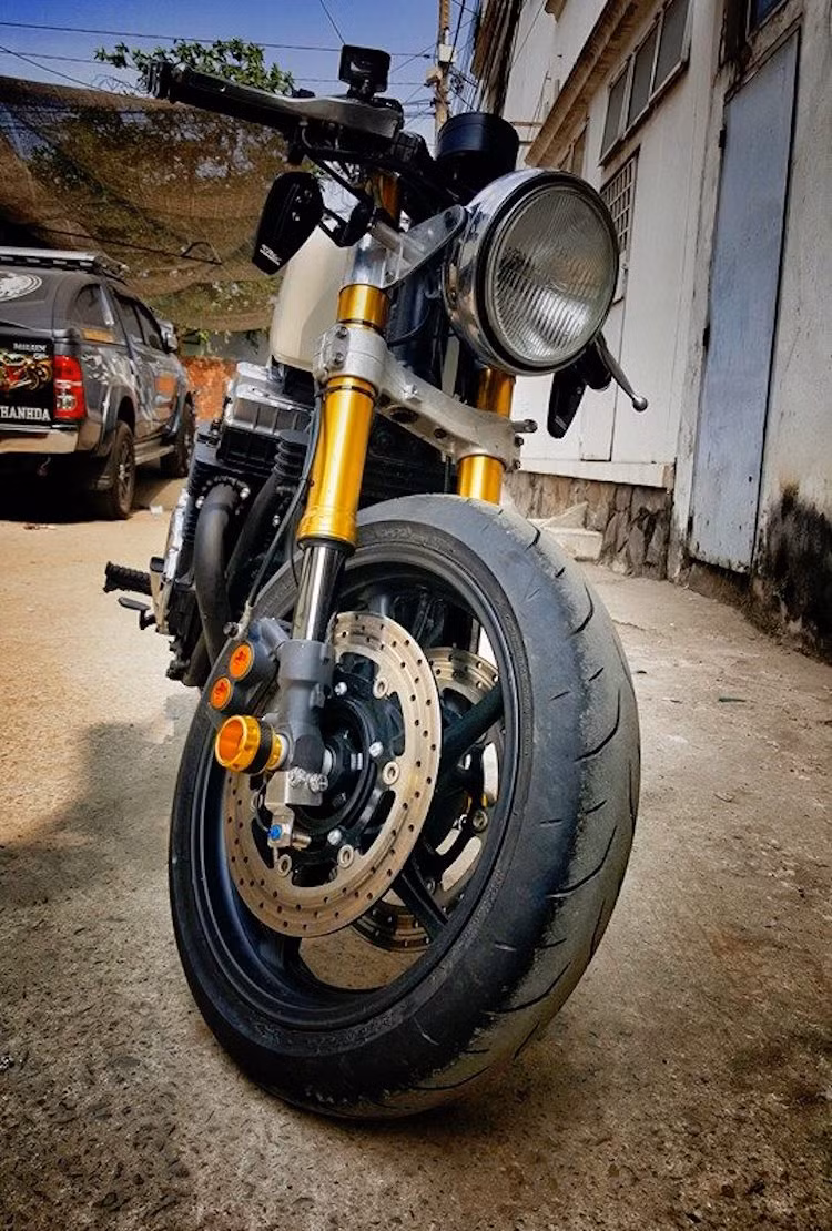 Trên bản độ này, chiếc CB750 Nighthawk có lẽ chỉ còn giữ lại động cơ nguyên bản. Phần còn lại của chiếc xe đều đã được thay thế hoặc "chế" lại. Ở phía trước, chiếc xe có cặp phuộc USD khỏe khoắn hơn, được lấy từ Yamaha R6.