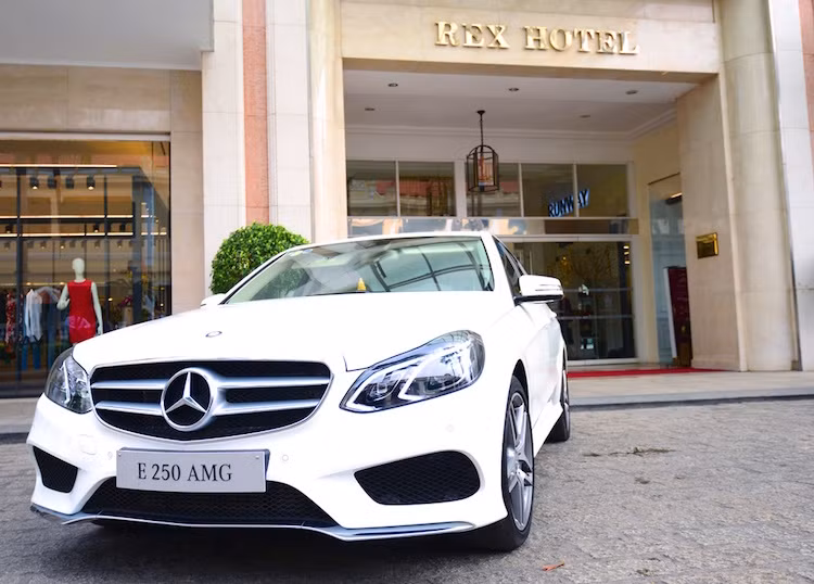 E250 AMG được bổ sung thêm camera lùi giúp người lái dễ dàng kiểm soát xe, nhất là trong các không gian chật hẹp hay khu vực khuất tầm nhìn. Ngoài ra, hệ thống giảm chấn thương cổ NECK-PRO cùng 9 túi khí an toàn sẽ mang đến sự an tâm cao nhất cho hành khách.