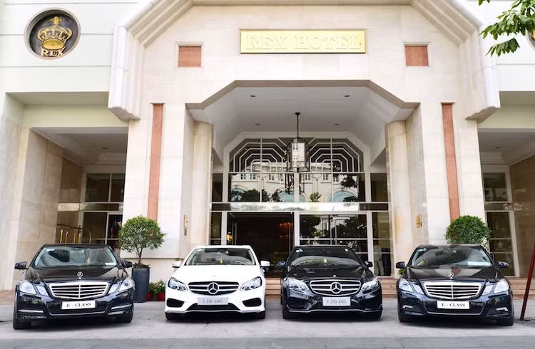 Tại Việt Nam, những chiếc E63 AMG "thực thụ" không được đưa về Việt Nam hàng loạt do có công suất quá lớn so với điều kiện đường nước ta và giá đắt. Chính vì vậy, Mercedes đã dành cho khách hàng Việt phiên bản E250 AMG thể thao hơn.