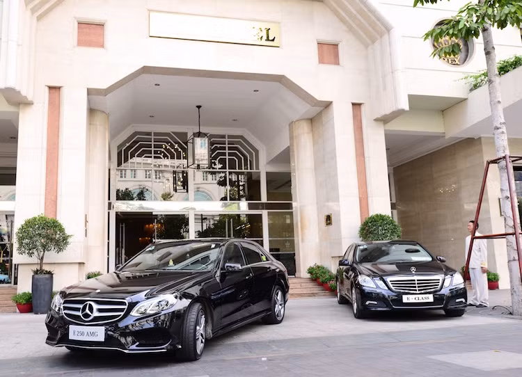 So với các phiên bản E-Class bình thường, E250 AMG nổi bật hơn với Với body kit thể thao AMG (cản trước, cản sau và ốp sườn) cùng bộ mâm 18-inch 5 chấu kép.