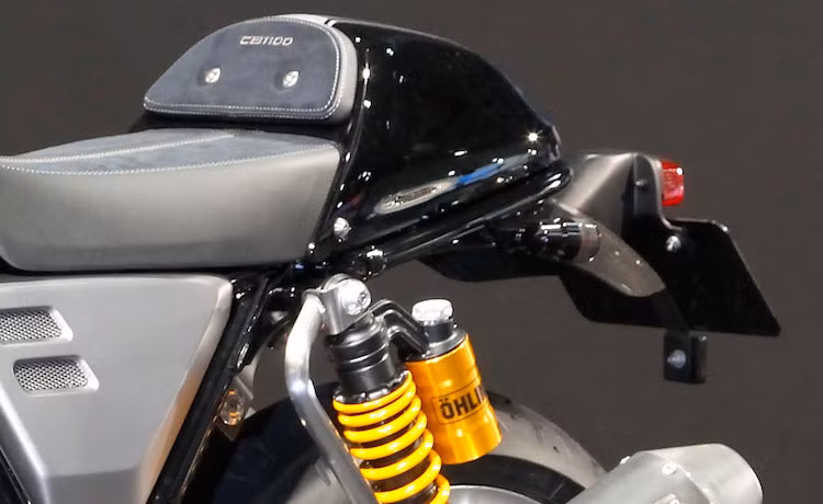 Ở phía sau, chiếc xe đã không còn yên cho người ngồi sau, thay vào đó là phần "gò" theo phong cách cafe racer. Đồng thời, phuộc sau cũng đã được nâng cấp lên phuộc Ohlins "hàng hiệu" và dè sau cũng làm bằng sợi carbon.