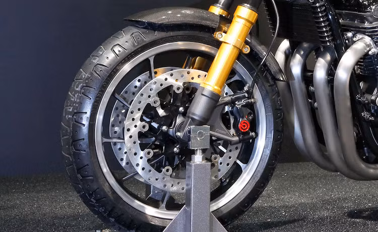 Bộ mâm trên CB concept Type II cũng có thiết kế cánh xoắn đặc biệt với hai tông màu đen/bạc, nhiều khả năng đã được lấy từ chiếc CB1300SB. Dù vẫn sử dụng phuộc trước dạng ống lồng, nhưng cuối phuộc xe có màu vàng nổi bật hơn và chắn bùn sợi carbon.