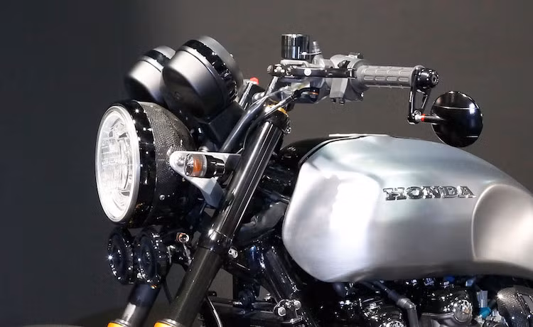 So với CB1100 thường hay CB concept Type I của năm ngoái, chiếc xe có khá nhiều điểm khác biệt. Bắt đầu từ phía trước, chóa đèn pha xe được làm bằng sợi carbon, trong khi gương hậu được chuyển sang hai bên gù tay lái.