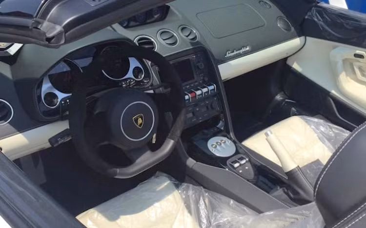 Nội thất của chiếc Gallardo LP560-4 Spyder vừa về Việt Nam được hoàn thiện trong 2 tông màu trắng sữa - đen. Dù thay đổi nhiều ở bên ngoài nhưng dòng Gallardo LP560-4 đời cuối không có điểm khác biệt rõ rệt trong nội thất.