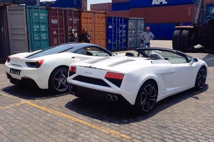 Thay vì sử dụng động cơ nạp khí tự nhiên như 458 Italia, 488 GTB được trang bị máy V8 3.9l tăng áp kép hoàn toàn mới. Khối động cơ này đem tới công suất 670 mã lực và mô-men xoắn cực đại 760 Nm. Sức mạnh được truyền tới các bánh sau thông qua hộp số ly hợp kép 7 cấp.