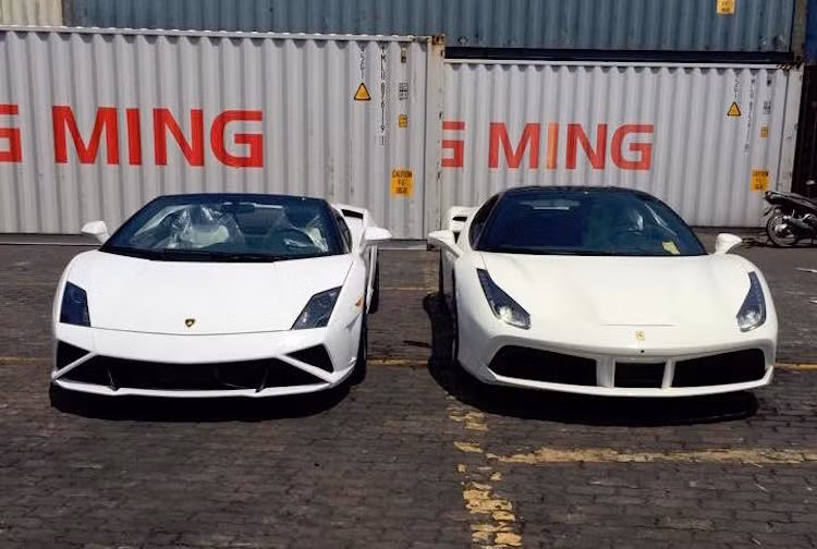 Mới chi trong 3 tháng đầu năm 2016, nhiều siêu xe đã liên tục được các đại gia Việt đưa về. Vừa qua, lại có thêm một cặp đôi siêu xe màu trắng Ferrari 488 GTB và Lamborghini Gallardo LP560-4 Spyder được nhập về Việt Nam và đã "dỡ công" ở Sài Gòn.