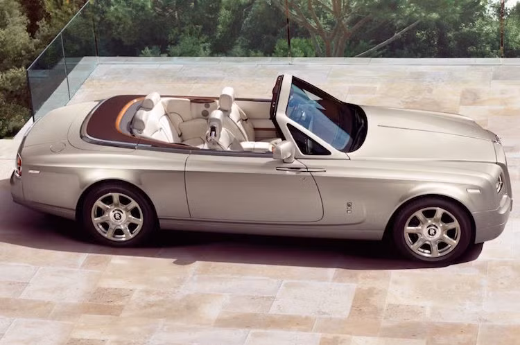 Hiện tại, Rolls-Royce Phantom Drophead Coupe là chiếc xe mui trần 4 chỗ đắt nhất Thế giới, với giá lên tới 459.697 Euro (tương đương 11,46 tỷ đồng). Phiên bản coupe của chiếc xe cũng có giá đắt không kém - 442.204 Euro.