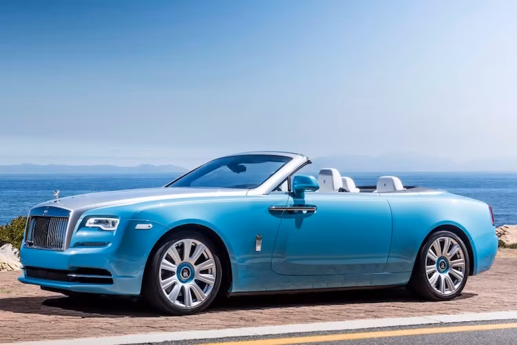Dựa trên Rolls-Royce Ghost Series II, Rolls-Royce Dawn là phiên bản mui trần của dòng coupe Wraith và có giá 330.000 Euro (tương đương 8,23 tỷ đồng).