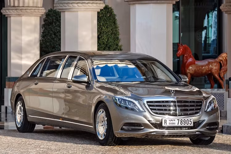 Phiên bản Mercedes-Maybach S600 Pullman hiện là dòng xe đắt nhất của Mercedes với giá 595.000 Euro (tương đương 14,8 tỷ đồng). So với Maybach S600 bình thường, phiên bản Pullman dài hơn tới 1,053 mét, đạt tổng chiều dài lên tới 6,499 mét.