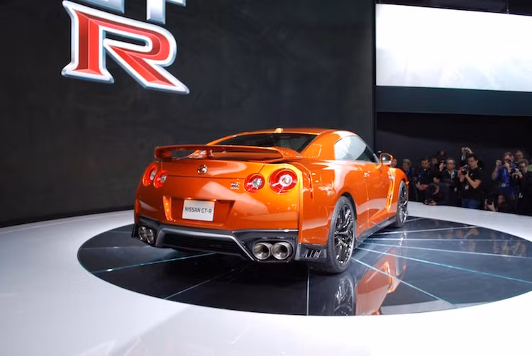 Trong khi đó ở phía sau, Nissan GT-R 2017 hoàn toàn không có sự thay đổi so với đời 2016.