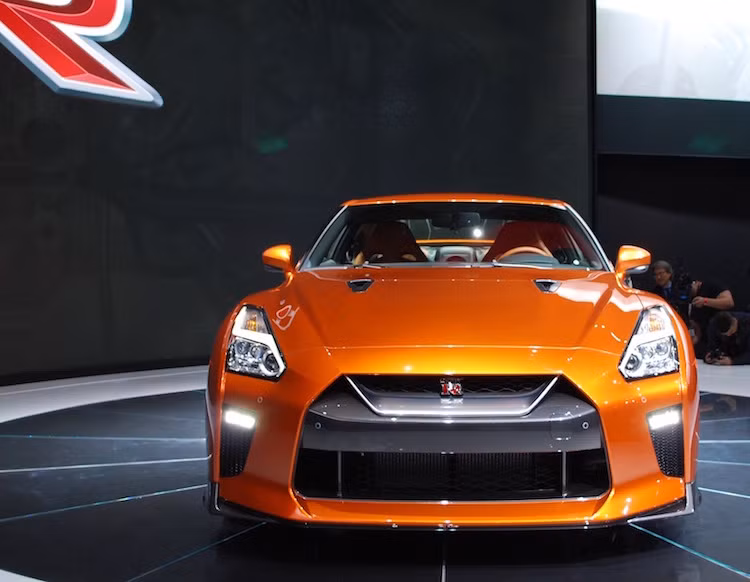 Trên phiên bản Nissan GT-R 2017 mới nhất, "bộ mặt" của dòng xe đã có sự thay đổi lớn với thiết kế gần như hoàn toàn mới. Hai đèn pha của GT-R vẫn được giữ nguyên nhưng lưới tản nhiệt của xe đã được tạo hình lại theo phong cách V-Motion của Nissan, kèm theo các khe hút gió làm mát hai bên kèm đèn sương mù LED.