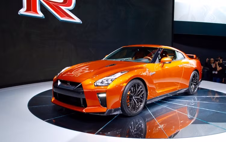 Ra mắt lần đầu từ năm 2008, Nissan GT-R R35 là "hậu duệ" của dòng xe thể thao Nissan Skyline GT-R vốn chỉ được bán tại Nhật, nhưng được mệnh danh là "quái vật Gozilla" bởi khả năng vận hành "đánh bại" nhiều siêu xe. Trong 8 năm qua Nissan đã liên tục nâng cấp GT-R và có thể đây là đợt nâng cấp lớn cuối cùng, trước khi chiếc xe bị thay thế.