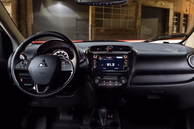 Dù vẫn sử dụng các chất liệu lộ rõ vẻ rẻ tiền như nhựa bóng và nhựa cứng nhưng nội thất của Mirage G4 2017 được nâng cấp thêm một số trang bị tiện nghi mới, khởi đầu là vô-lăng với các phím bấm điều chỉnh hệ thống âm thanh tích hợp.