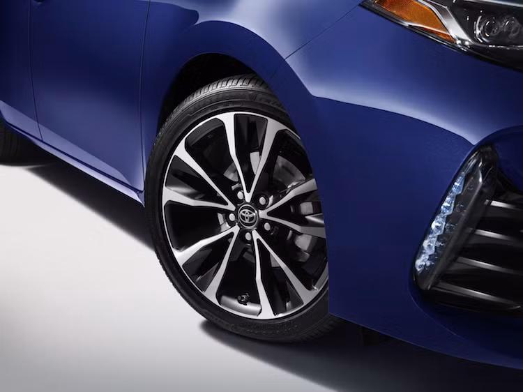 Cũng giống những mẫu xe mới của Toyota, Corolla sẽ được trang bị gói các công nghệ an toàn Safety Sense với hệ thống cảnh báo chuyển làn, cảnh báo va chạm, đọc biển báo hiệu và đèn pha tự động.