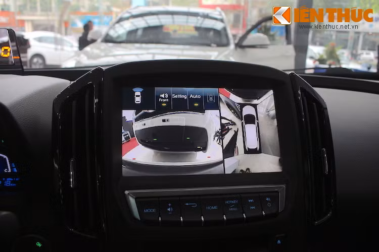 Luxgen đã trang bị cho xe hệ thống thông tin giải trí với màn hình 9 inch được phát triển với sự hợp tác của hãng điện thoại HTC, kèm theo dàn âm thanh JBL 6 loa. Xe cũng được trang bị camera 360 độ để theo dõi trước, sau và điểm mù trên gương.