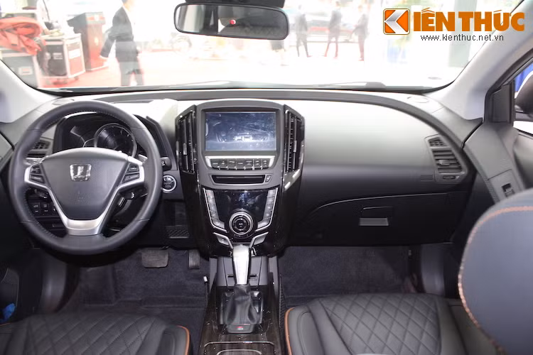 Bên trong nội thất, Luxgen U6 trông khá ưa nhìn so với các đối thủ với lối thiết kế phá cách, độc đáo và các chi tiết ốp giả gỗ cao cấp.