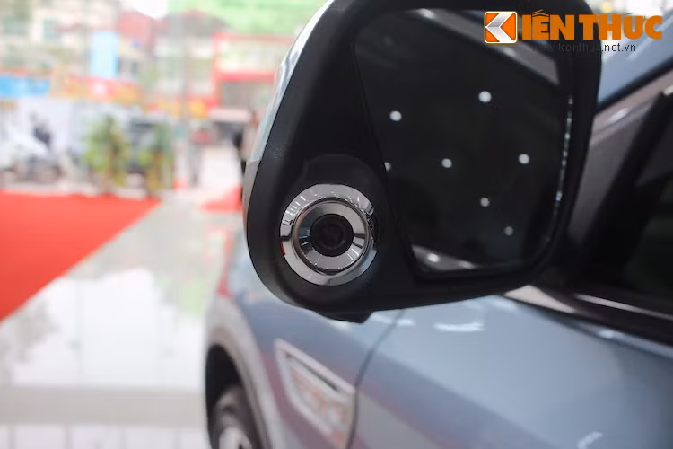 Các hệ thống hỗ trợ người lái cũng xuất hiện khá nhiều trên xe với hệ thống kiểm soát hành trình, phát hiện điểm mù, cảnh báo chuyển làn, cảnh báo va chạm phía trước, phát hiện người đi bộ, cảnh báo chệch làn đường, hệ thống giám sát đường.