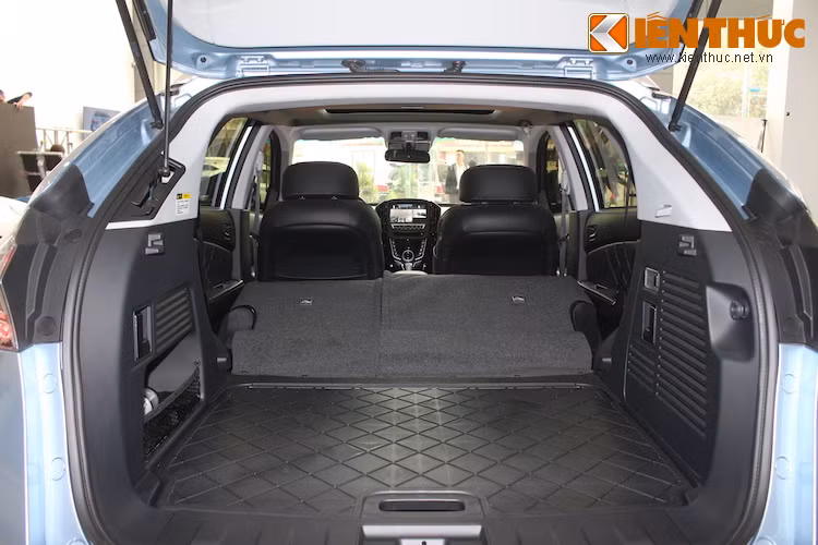 Lưng của các ghế ngồi phía sau cũng có khả năng gập 60/40 để gia tăng thể tích khoang hành lý. Dù không có hệ thống gập mở lưng bằng điện như các dòng xe cao cấp, nhưng người dùng vẫn có thể gập lưng ghế sau bằng nút bấm ở khoang hành lý phía sau xe.
