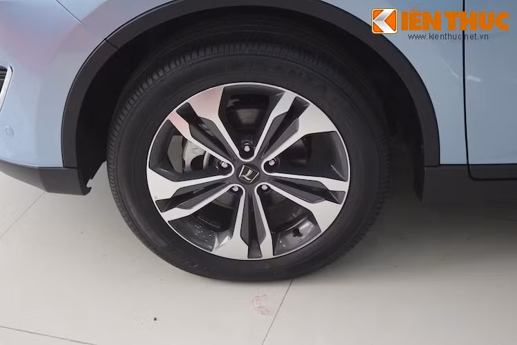 Chiếc xe này được trang bị bộ mâm đúc phay bóng, kết hợp với sơn màu chì, có thiết kế 5 chấu khá đẹp mắt và đường kính vành lên tới 17 inch.