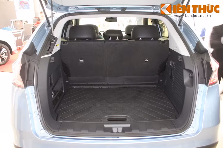 Khoang hành lý của xe khá rộng rãi và dễ dàng chất dỡ hàng hóa với cửa sau mở rộng.