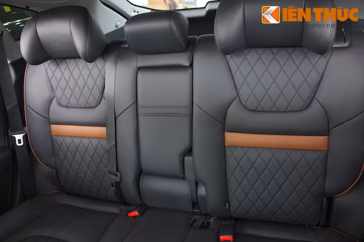 Hàng ghế sau của xe cũng có thiết kế ưa nhìn như ghế trước. U6 không được trang bị hệ thống điều hòa độc lập cho hàng ghế sau.