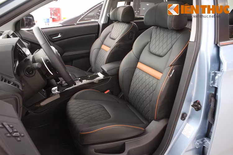 Các ghế ngồi của xe được thiết kế rất đẹp với dạng như ghế bành, tựa đầu rộng và được chần chỉ vân con thoi giống các mẫu xe SUV hạng sang.