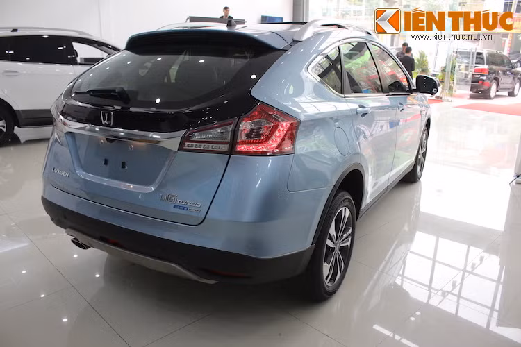 Phần đuôi của Luxgen U6 khá hiện đại với cụm đèn hậu LED. Tuy nhiên giá như hãng thay phần nhựa ốp màu đen bóng chứa logo bằng một tấm kính hậu lớn hơn thì đuôi xe trông sẽ liền lạc hơn.