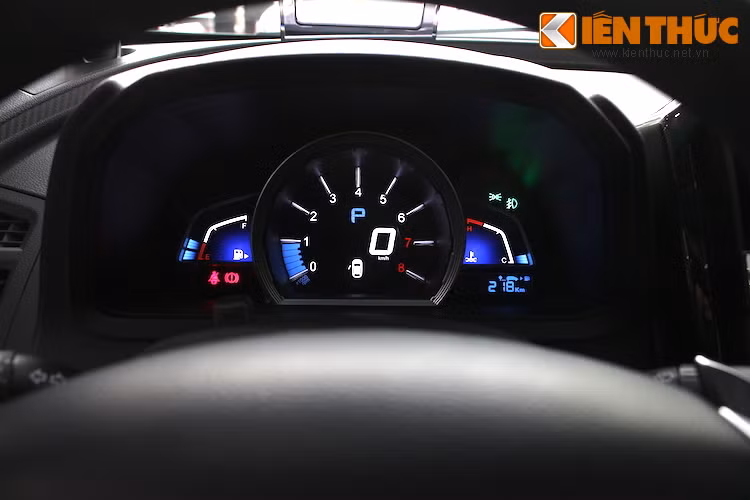 Dù nằm trong phân khúc tầm trung nhưng bảng đồng hồ của chiếc xe vẫn hoàn toàn là các màn hình chỉ báo điện tử, tương tự nhiều dòng xe cao cấp của châu Âu hiện tại.