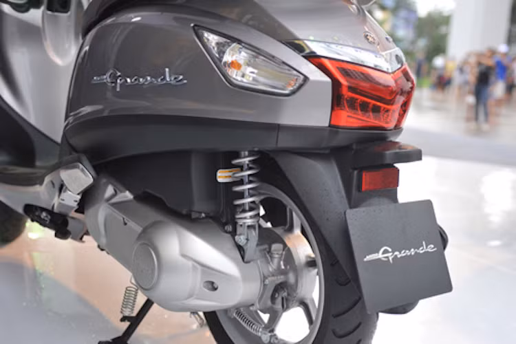 Cuối cùng, phuộc sau của chiếc xe cũng sẽ được Yamaha thay lót cao su để tăng độ êm ái. Do lót cao su zin của xe nhanh bị lão hóa trong điều kiện khí hậu Việt Nam dẫn tới xe rung, giật khi chạy trên đường nên hãng xe Nhật đã thay thế chi tiết này.