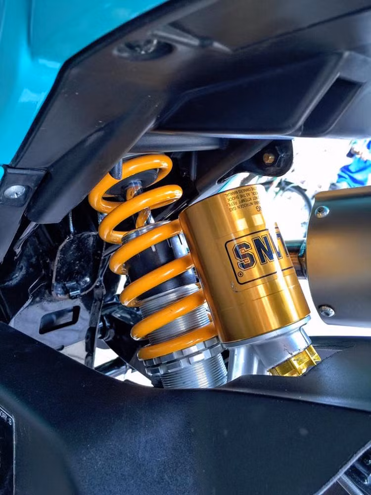 Dời xuống phía sau, một trong những chi tiết giá trị nhất là cặp phuộc Ohlins loại dành riêng cho MSX 125.