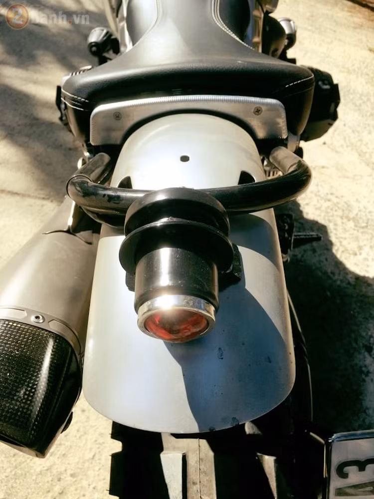 Yên xe được rút gọn lại chỉ cho 1 người ngồi, đồng thời phần khung phụ phía sau cũng được thay đổi để lắp dè sau từ nhôm trần.