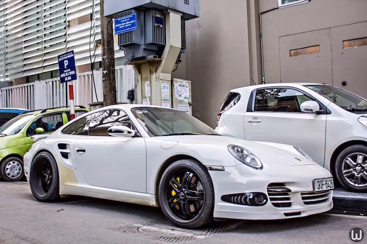 Phiên bản đầu tiên của 911 Turbo dựa trên thế hệ 930 của Porsche 911, vốn nổi tiếng bởi sức mạnh rất lớn vào thời kỳ đó nhưng rất khó điều khiển, đến nỗi nó đã được mệnh danh là "Kẻ tạo ra góa phụ" (Widowmaker).